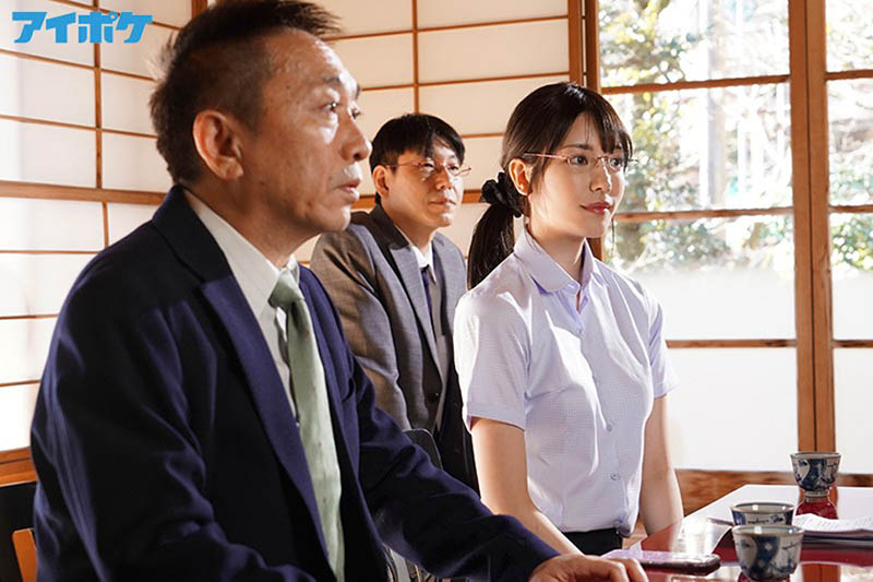 快被榨干..新人女子社员“枫カレン”出差发情！中年大叔部长遭痴女强制合体...