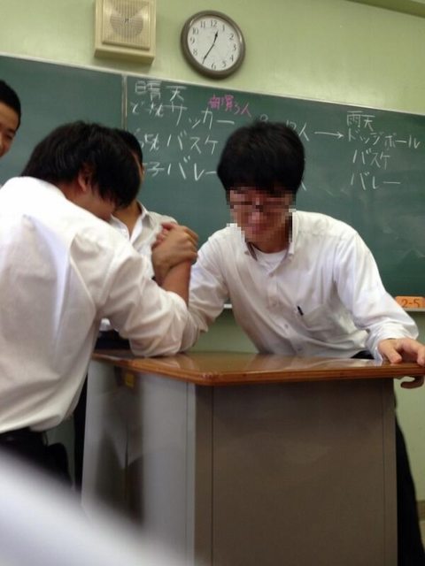 白天是高中数学老师！眼镜男晚上「兼差当AV男优」爽上大咖女优