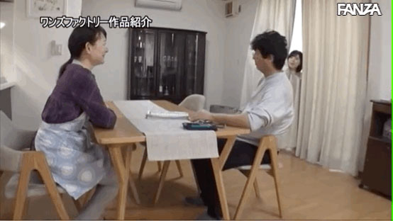 超大胆姐弟乱伦！「深田えいみ」下半身光溜溜，和父母聊天屁股却夹着弟弟的东西！