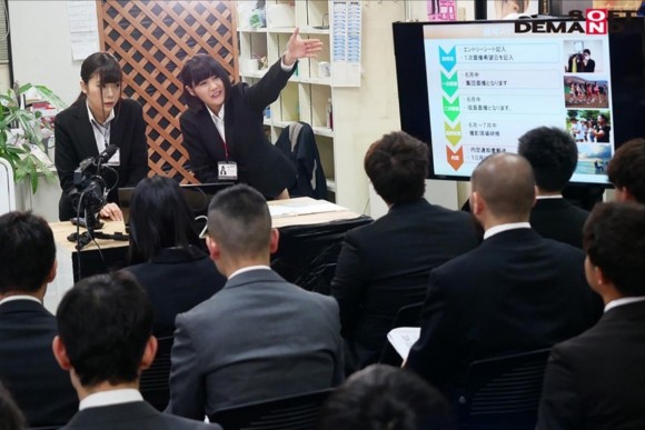 SOD求职简报会「学姐边报告边被搞」底下高潮失禁 声音颤抖表面依旧要保持镇定