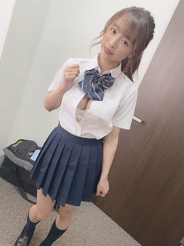 巨乳女学生“天音真比奈”的G罩杯大奶太诱人，主动勾引班导师发情了！