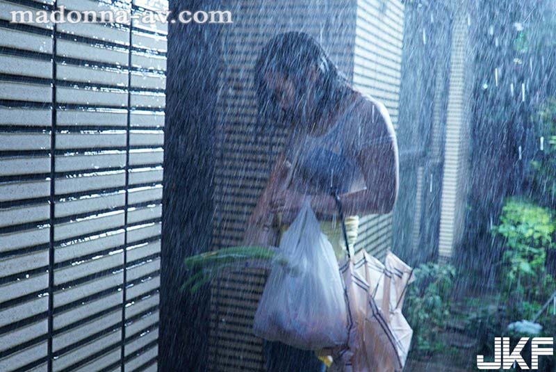 暴风雨的夜晚，搞上了主管的老婆...巨乳尤物「佐山爱」湿身性爱！