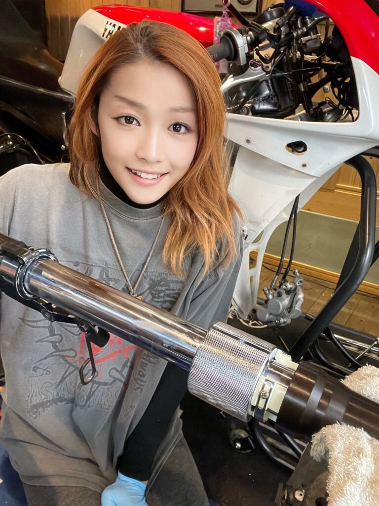 宗谷の苍氷日本美少女摩托车手