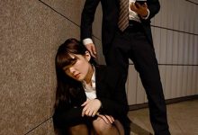 和讨厌上司一同出差!美乳OL「小泉ひなた」喝醉把对方当自己男友 惨遭硬上中出-优优日报