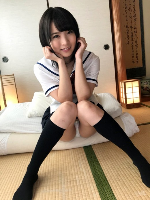 黑根解禁！ 原地下偶像的贫乳美少女「枢木葵」被粗壮黑人包围腾空而起！