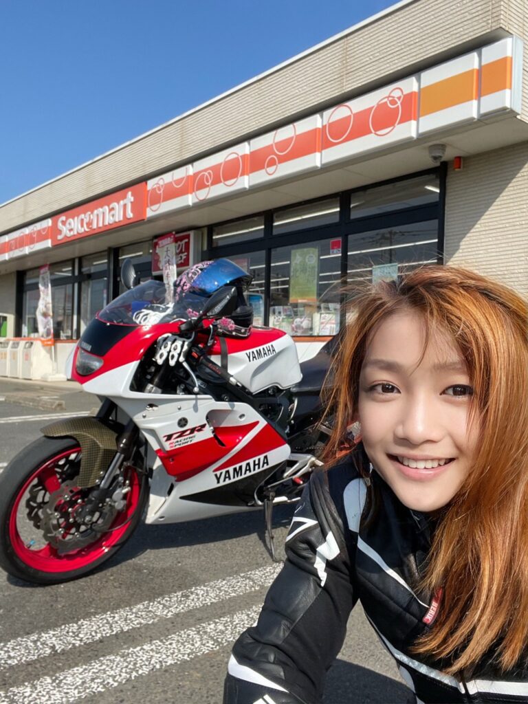 宗谷の苍氷日本美少女摩托车手