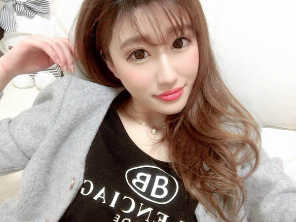 大眼女优「美竹すず」高中就发育过剩 3年内跳了4个罩杯变成超巨乳！