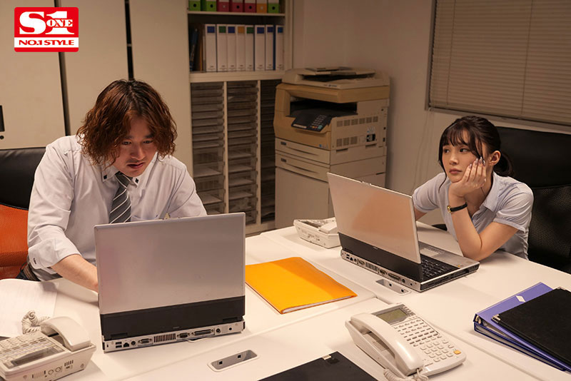 错过电车！借住女上司「香澄りこ」家一晚 进门瞬间立场反转「高难度体位」进最深处