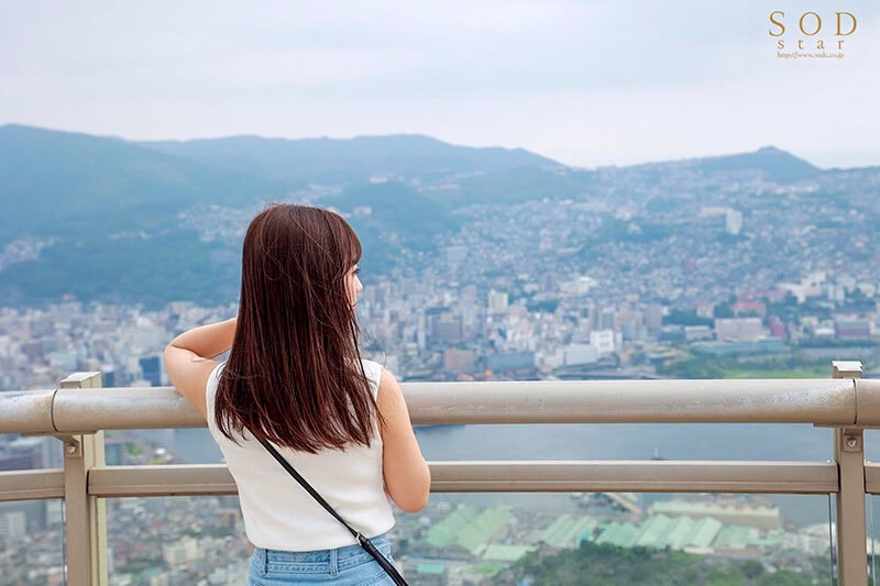 边走边干！美少女偶像「小凑よつ叶」的实现妄想之旅，解锁全裸野砲车震！