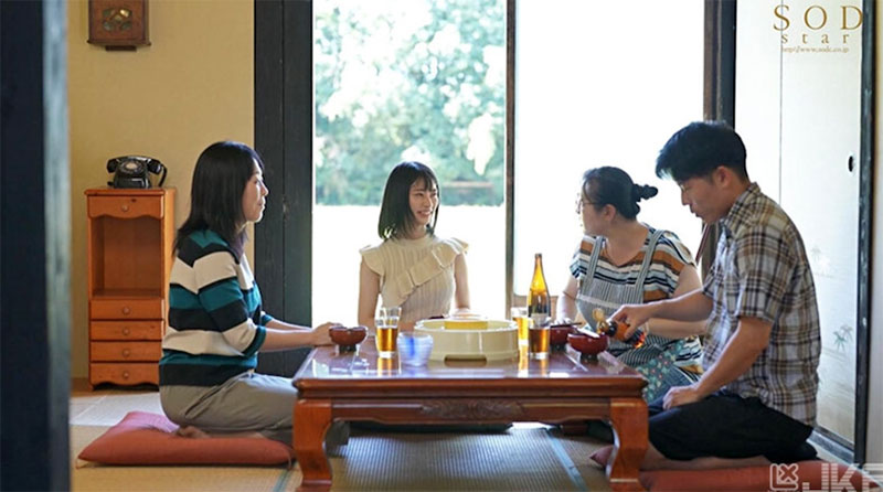 把住乡下的纯朴男变成玩物，巨乳小只马「宫岛芽衣」在雨后院子激烈交媾！