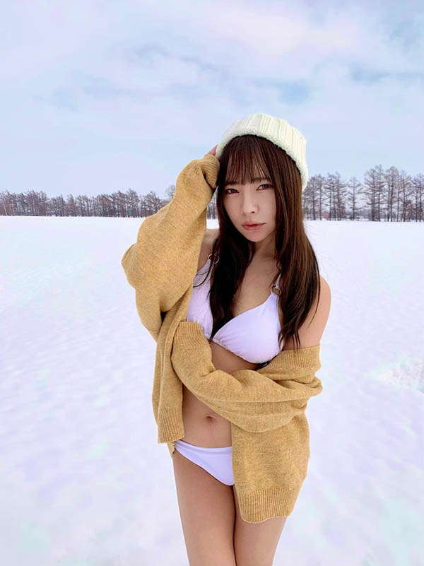 在雪地里穿超辣比基尼的美乳女优，「诱惑擡臀」太让人喷血！