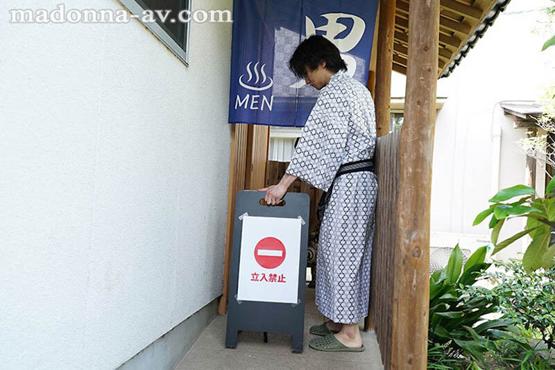 只给G奶妻子一条毛巾，要她进入全是变态男子的男汤看看...