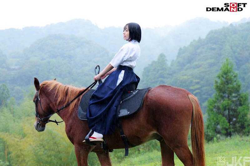 山里长大的朴素弓箭美少女出道，被开发后含着体液去上学...