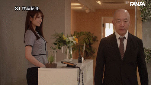 跟公司的正妹柜台「河北彩伽」偷情！当着她男友的面偷偷干！