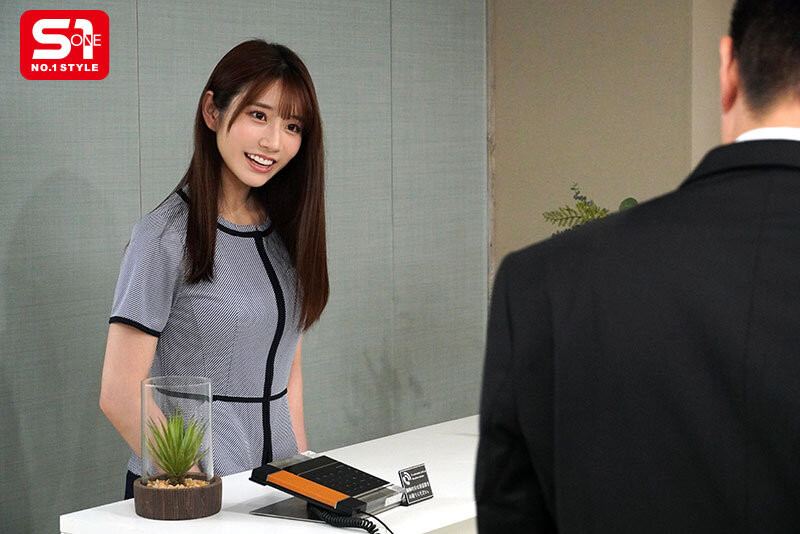 跟公司的正妹柜台「河北彩伽」偷情！当着她男友的面偷偷干！