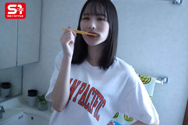 我的美胸女友被SEX狂社团的人睡走,袒露巨乳...还开心比剪刀手!