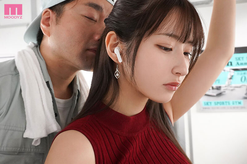 在电车上被盯上的耀眼菜鸟OL,浑圆美臀持续被攻击...