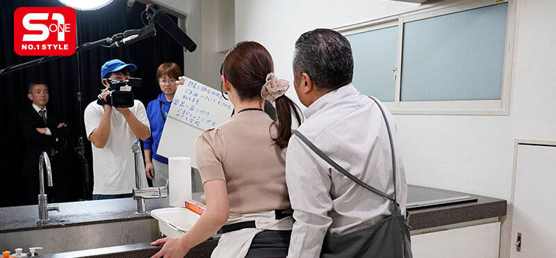 新人女主播「miru」遭前辈过激性骚,调教成边播报边失禁的崩坏体质!