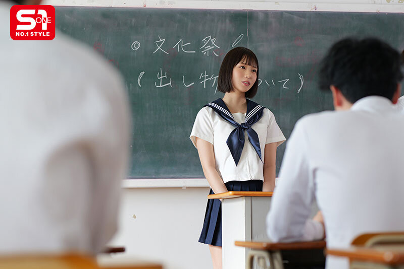 在电车露内裤的「美乳女学生」,「诱惑惹火胴体」让老师也犯规...