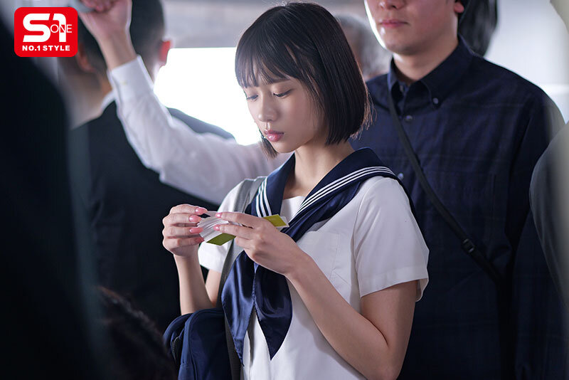 在电车露内裤的「美乳女学生」,「诱惑惹火胴体」让老师也犯规...