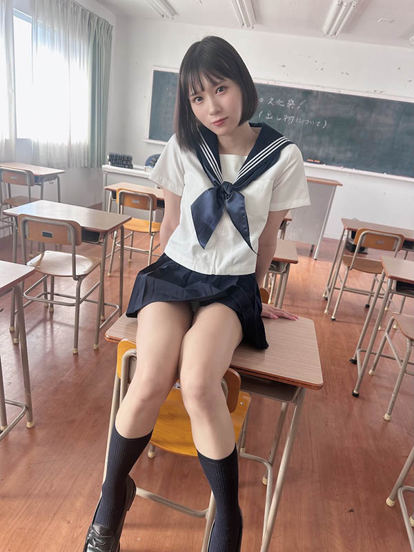 在电车露内裤的「美乳女学生」,「诱惑惹火胴体」让老师也犯规...