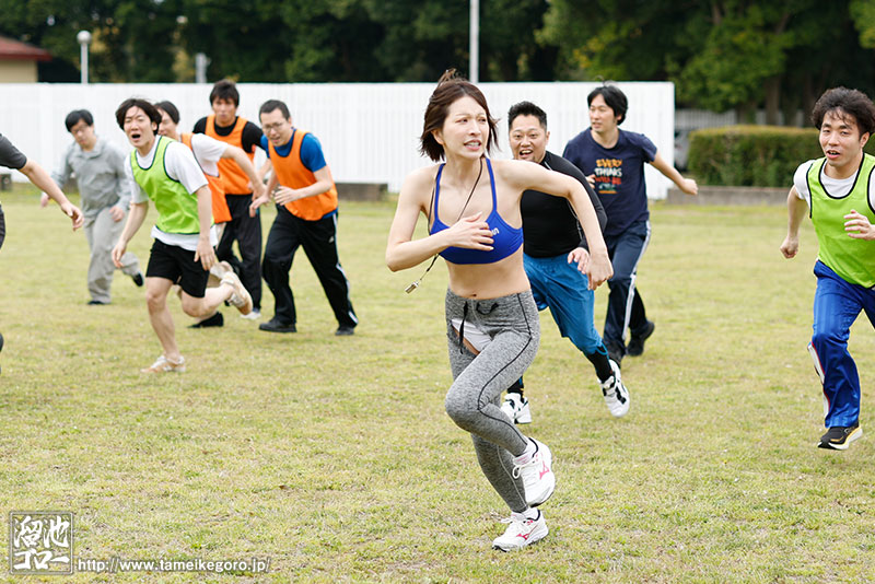 已婚人妻「梦実かなえ」参加四天三夜足球训练营 惨遭17名队员轮番蹂躏