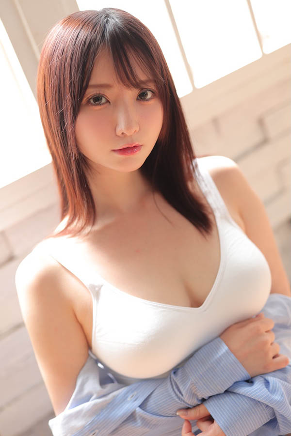 「高颜值人妻」爆乳喝台湾手摇，「超丰满的青筋奶」太诱人...