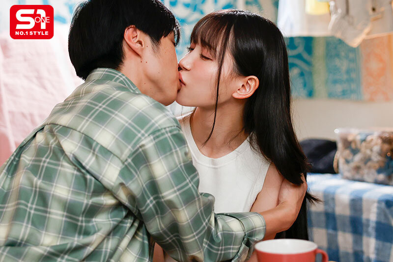 「女友的可爱妹妹」故意离我超近，养眼曲线让人马上想犯规...