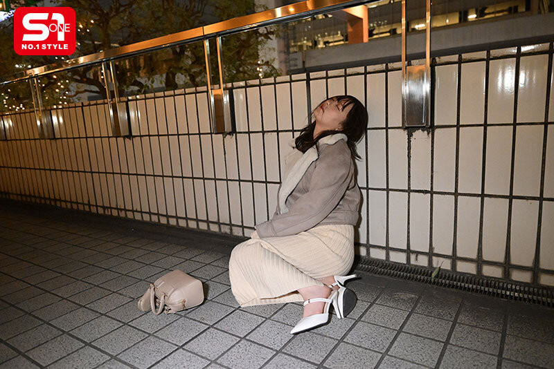 「村上悠华」在六本木喝到烂醉,被男优捡回家失禁睡奸任人宰割