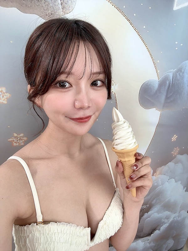浓厚接吻性爱服务!总是面带微笑的「白皙胴体女主播」!