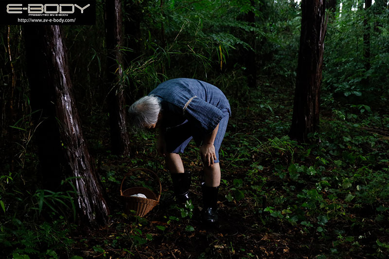 巨乳高中生「设楽ゆうひ」一出生就活在都是男人偏远村庄 一步一步被调教成专属玩偶