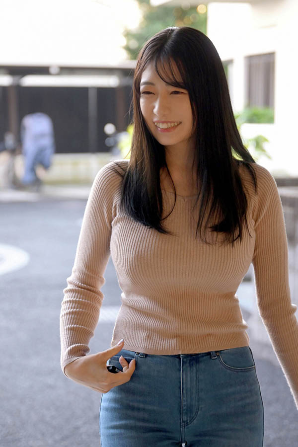 超完美肉体!E-BODY大型新人真的「大」 长相可爱I CUP巨乳很残暴~