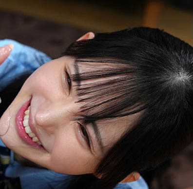 白皙美肌+浑圆F奶!在学校忘我狂口爱的制服美少女!