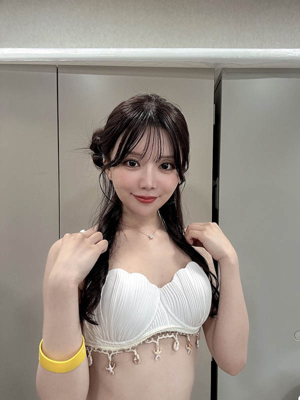 浓厚接吻性爱服务!总是面带微笑的「白皙胴体女主播」!