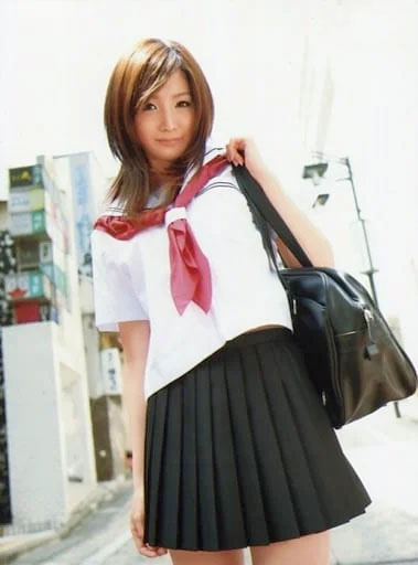 神似台湾知名女歌手爆红！曾经的JK制服美少女人气AV作品大公开