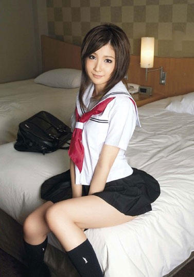 神似台湾知名女歌手爆红！曾经的JK制服美少女人气AV作品大公开