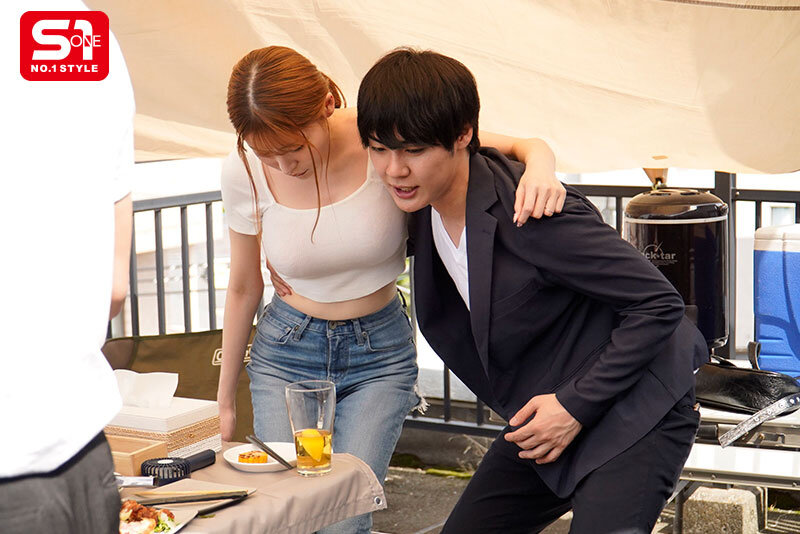 酒后变超随便的巨乳OL，在公司烤肉会上对所有员工双腿大开...