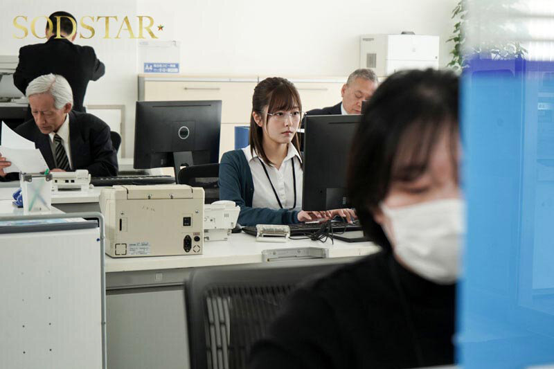 在市公所上班的美乳同事被顾客攻击了！看她被欺负...反而激起我欲望！