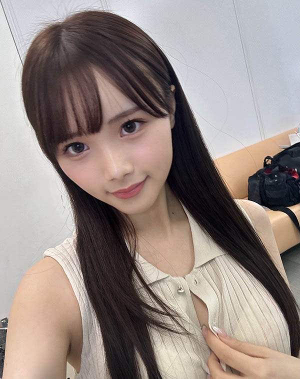 和变成美少女的侄女玩躲猫猫，在衣柜看见她无意露出的内裤和美臀...