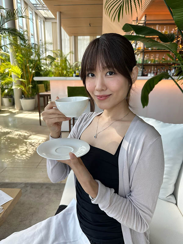 丰臀美腿的碧池教师「神宫寺ナオ」，骑在废物学生脸上逼他口爱