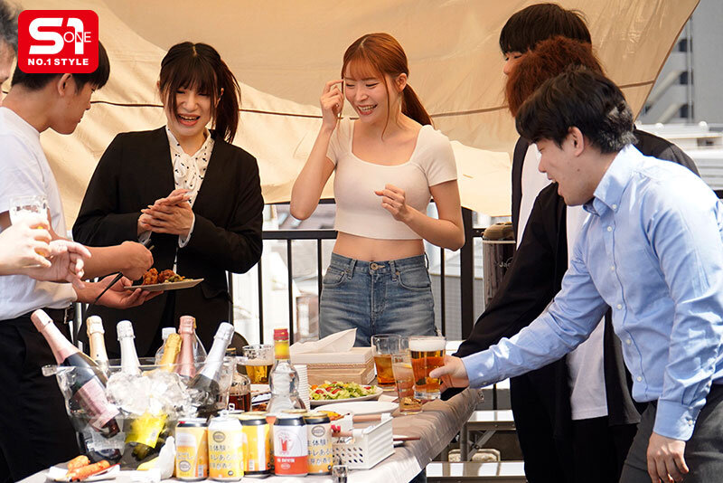 酒后变超随便的巨乳OL，在公司烤肉会上对所有员工双腿大开...