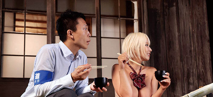 神秘全裸村!辣妹JK「乙爱丽丝」每天上课都在和同学乱搞!