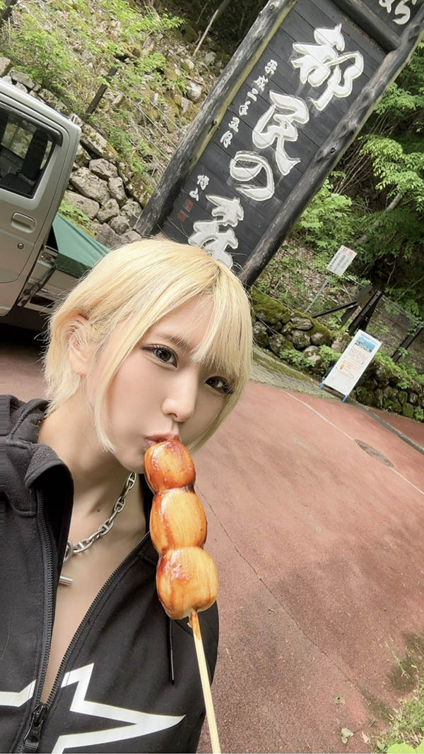 神秘全裸村!辣妹JK「乙爱丽丝」每天上课都在和同学乱搞!