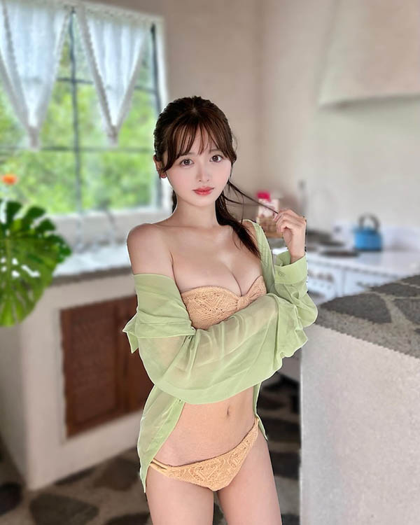 做温泉报导时「全裸的美乳偶像」,「饱满诱惑E奶」被看光光...