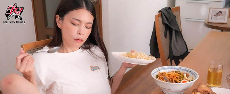 被性欲超强的巨乳痴女逃犯「橘玛丽」闯入家门！遭到她24h的榨汁虐待