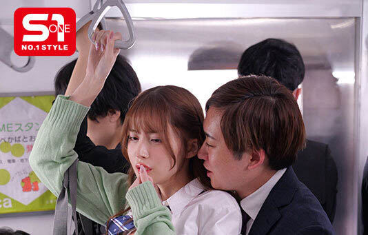 渴望地翘起美臀!因为巨棒而完全败北的电车美乳辣妹...