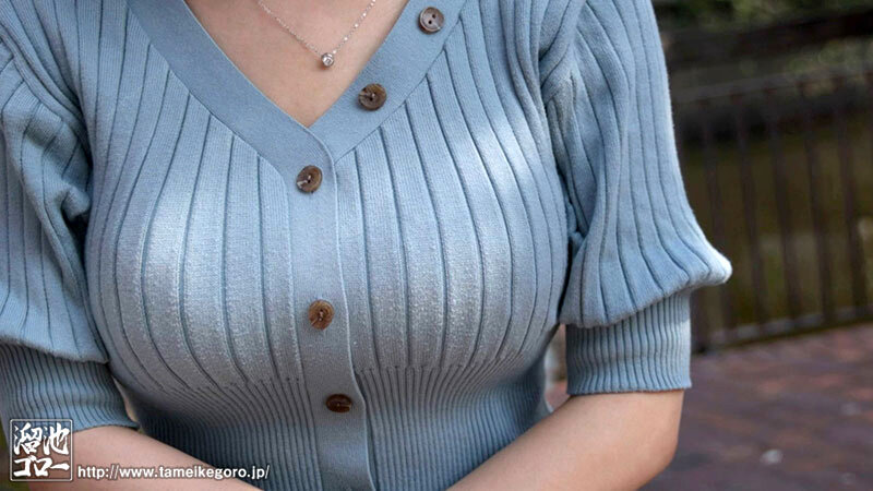 穿极小件比基尼出道的「童颜G奶人妻」，骑乘时的丰满乳量太诱人...