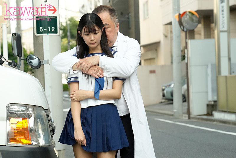 用催情药挑逗吸引无聊的中年老师,恳求在医务室里进行火辣发泄...