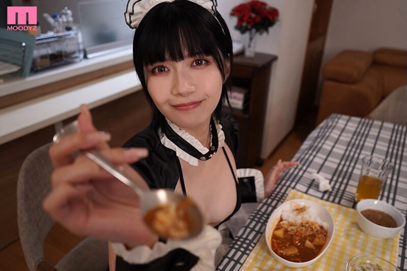 男孩风的青梅竹马变成「我的专属女仆」，穿超透视装火辣服务我...