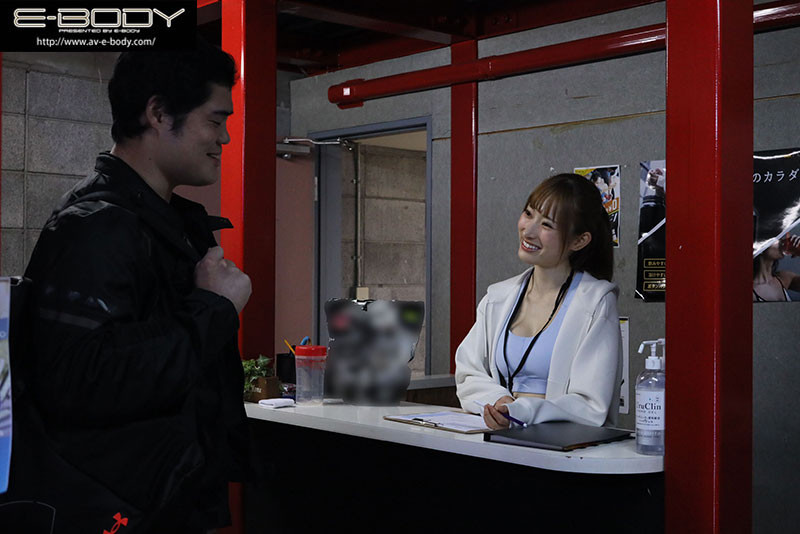 和肌肉男老板同房的「巨乳健身女教练」，被钢铁般地猛烈蹂躏...